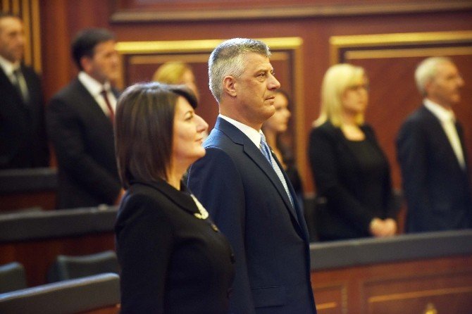 Kosova’nın 5. Cumhurbaşkanı Yemin Etti, Muhalefet Meclis Camını Kırdı