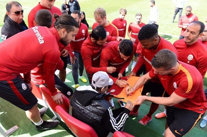 Kanser Hastası Gencin Galatasaray Sevgisi