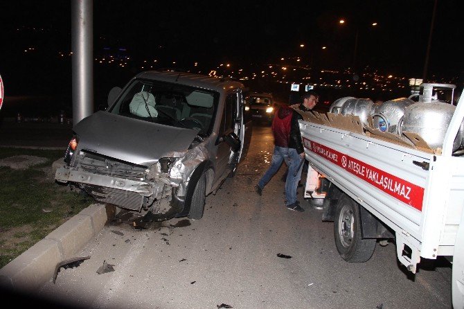 Kapalı Kasa Kamyonet, Tüp Yüklü Kamyonetle Çarpıştı: 1 Yaralı