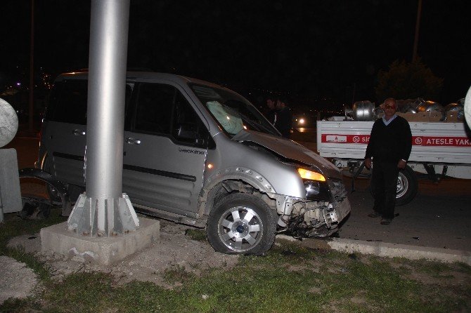 Kapalı Kasa Kamyonet, Tüp Yüklü Kamyonetle Çarpıştı: 1 Yaralı
