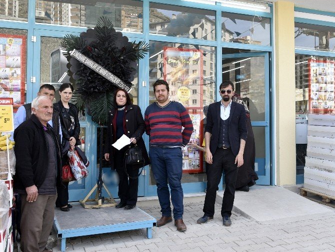 Gümüşhane’de Ulusal Market Kapısına Siyah Çelenk