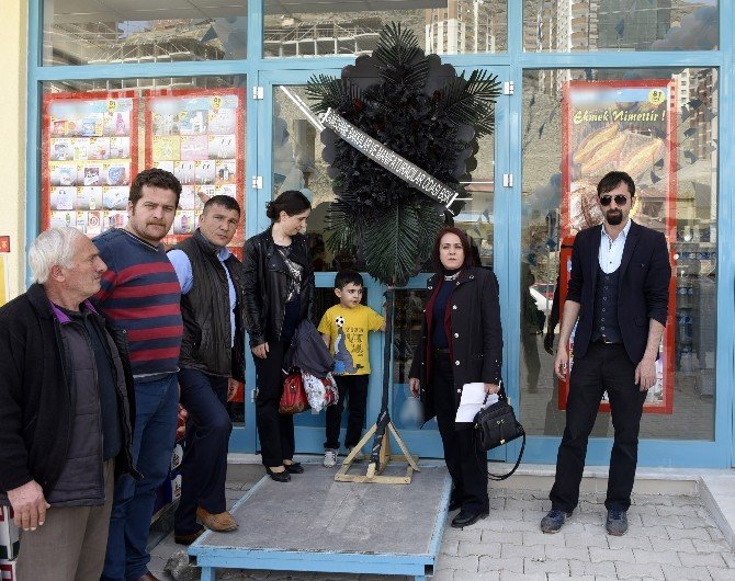 Gümüşhane’de Ulusal Market Kapısına Siyah Çelenk