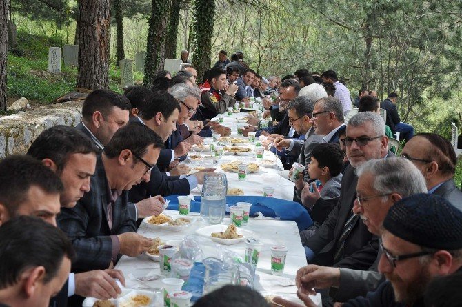 Diriliş Ertuğrul Oyuncuları Turgut Alp’in Kabrini Ziyaret Etti