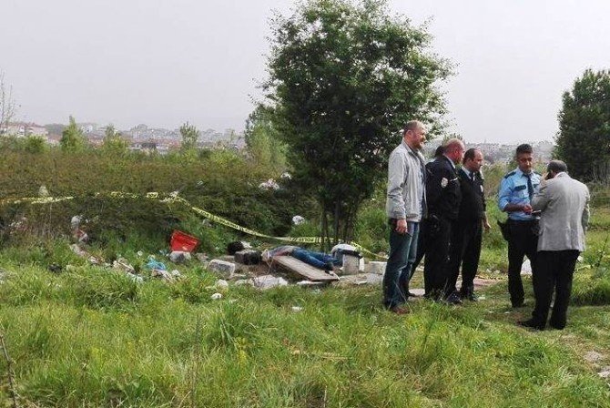 Cesedi Boş Arazide Bulundu