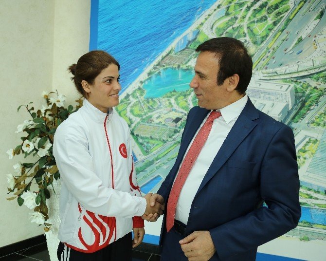 Şampiyonlardan Genç’e Ziyaret