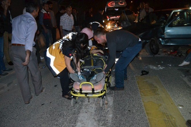 Otomobille Motosiklet Çarpıştı: 4 Yaralı