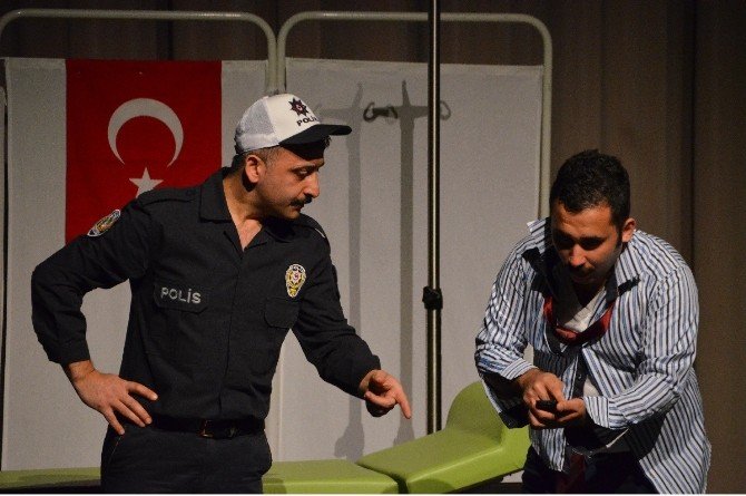 Kansere Tiyatroyla Dikkat Çektiler