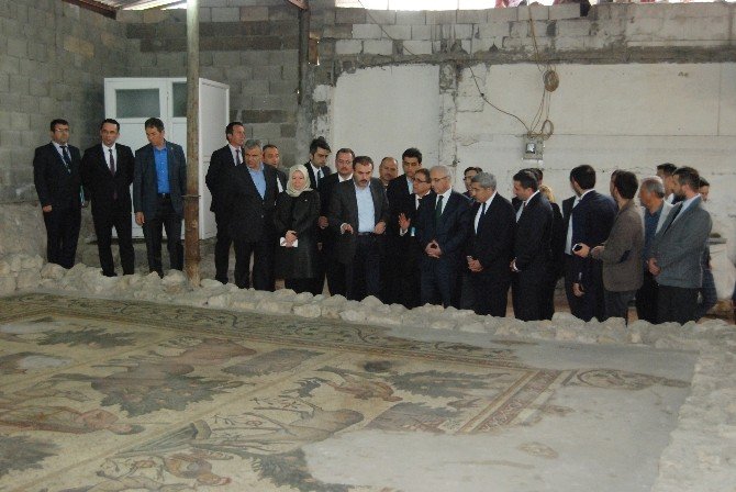 Bakan Ünal, Germanicia Antik Kenti Kazı Çalışmalarını İnceledi