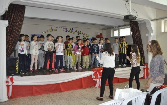 İlkokul Öğrencilerine Müzik Dersi