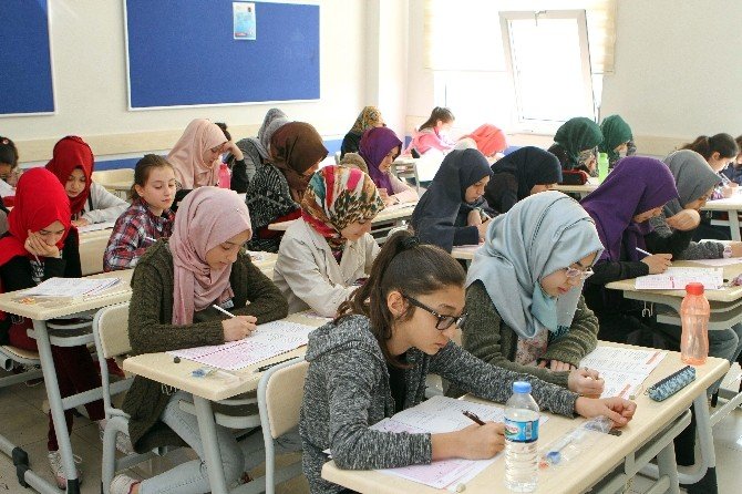 Siyer Yarışmasında Binlerce Öğrenci Ter Döktü