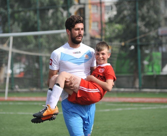 Futbolculara Kızdı Sahaya Çocukları Çıkardı