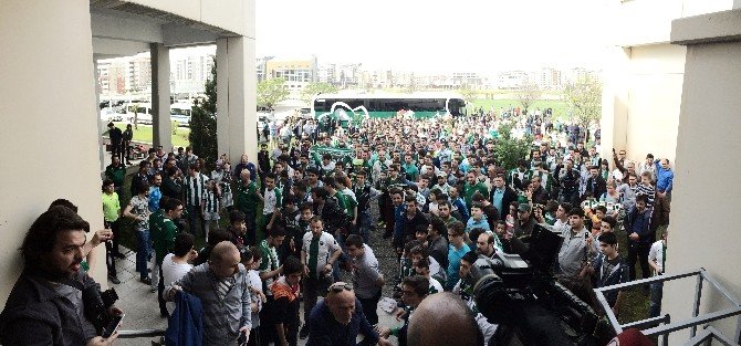 Bursaspor İstanbul’a Meşalelerle Uğurlandı