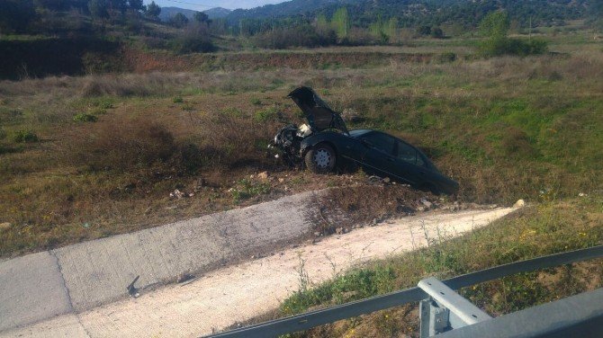Otomobil Menfeze Uçtu: 1 Yaralı