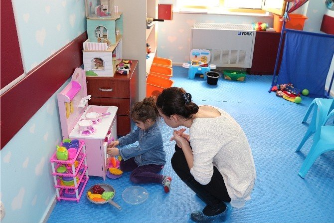 Çocuklar Oyun Terapiyle Tedavi Oluyor