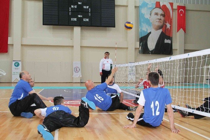 Oturarak Voleybol Ligi Müsabakaları Başladı