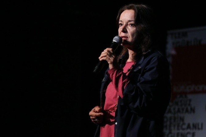 Serbarut: “Yazmak Bütün Ağrılara İyi Gelir“