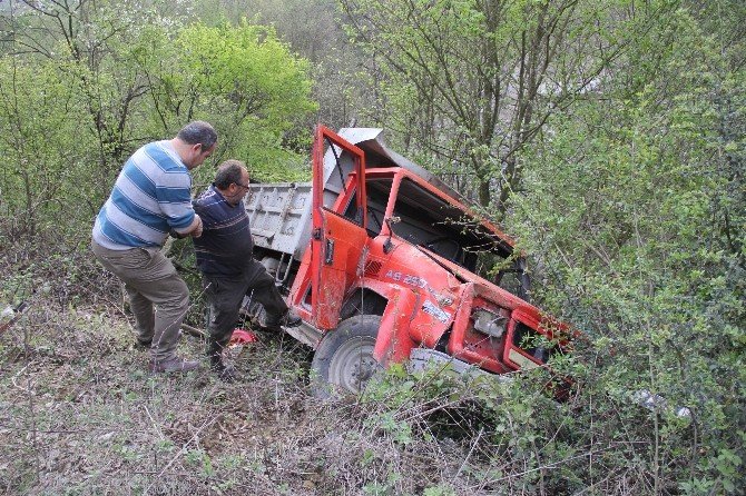 Kamyonet Şarampole Yuvarlandı: 2 Yaralı