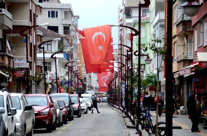 Giresun’un Espiye İlçesi Bayraklarla Donatıldı, Şehidini Bekliyor