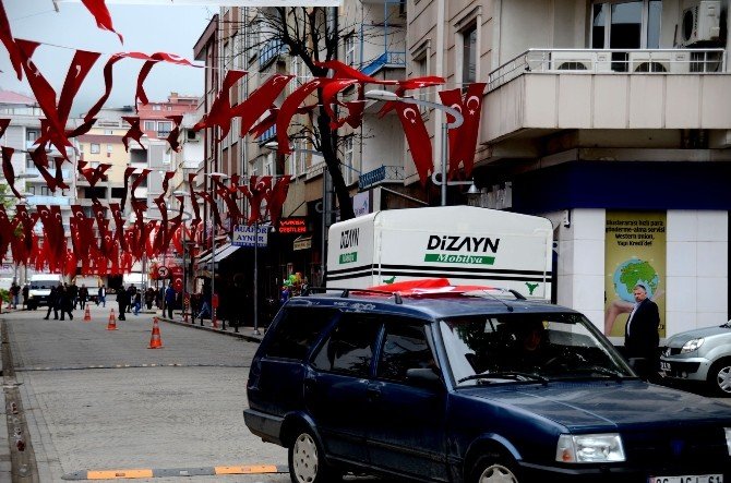 Giresun’un Espiye İlçesi Bayraklarla Donatıldı, Şehidini Bekliyor