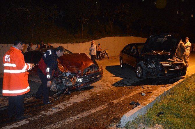 İki Otomobil Kafa Kafaya Çarpıştı: 2 Yaralı