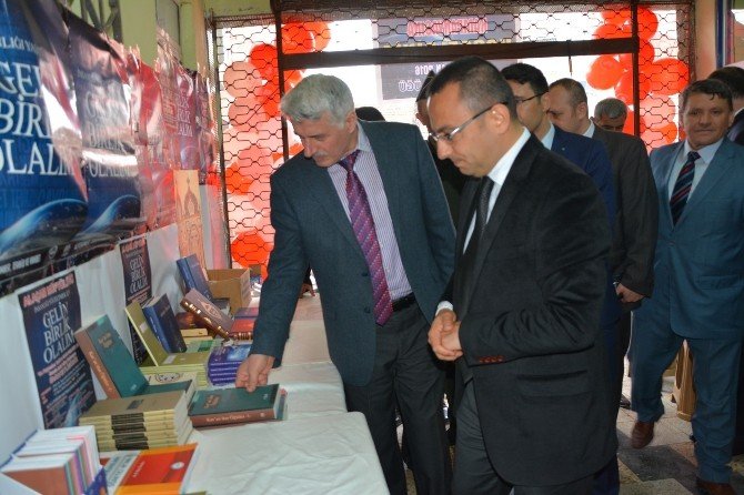Alaçam’da Kitap Sergisi Açıldı