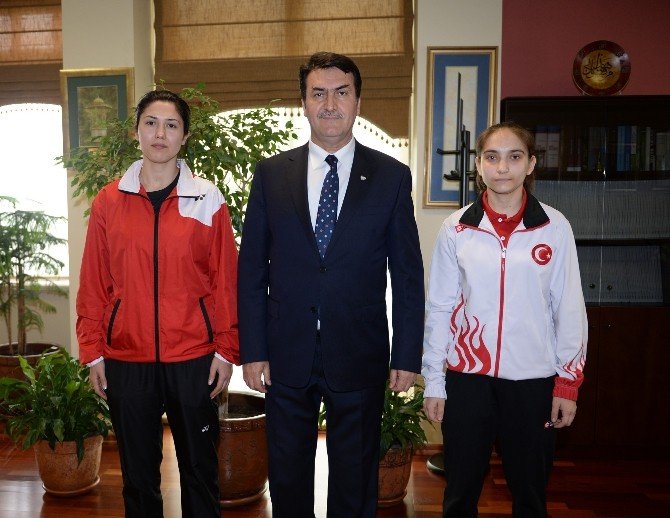 Dündar’dan Dünya İkincisi Badmintoncuya Ödül