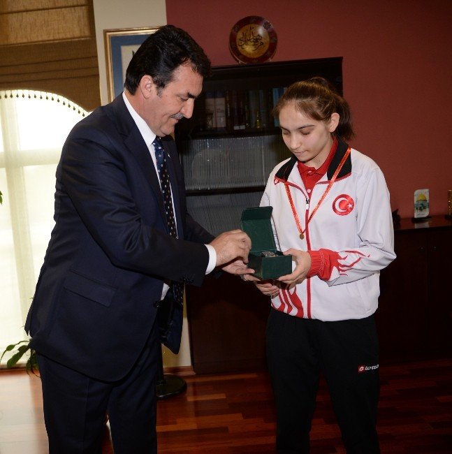 Dündar’dan Dünya İkincisi Badmintoncuya Ödül