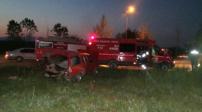 Emniyet Şeridindeki Araca Otomobil Çarptı: 5 Yaralı