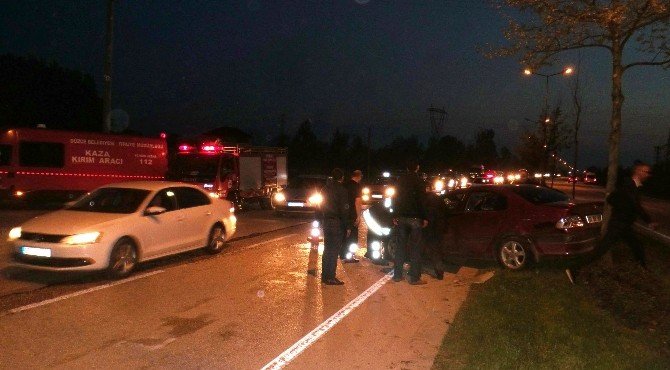 Emniyet Şeridindeki Araca Otomobil Çarptı: 5 Yaralı