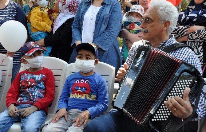 Lösemili Çocuklar Şarkı Söyleyip Dans Etti