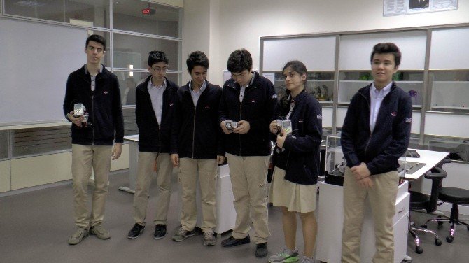 Lise Öğrencilerinin Tasarladığı Akıllı Robotlar Ödüle Doymuyor