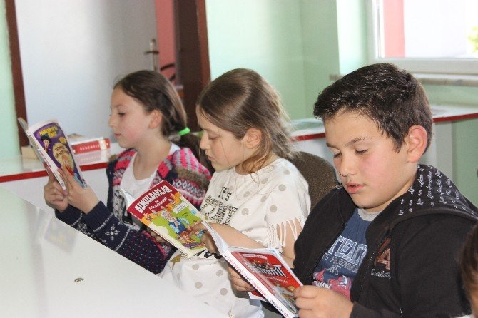 Öğrencilere ’Kitap Okuma Alışkanlığı’ Aşılanıyor
