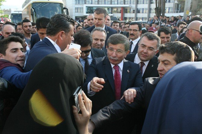 Başbakan Davutoğlu, Ak Parti Düzce İl Başkanlığı’nı Ziyaret Etti