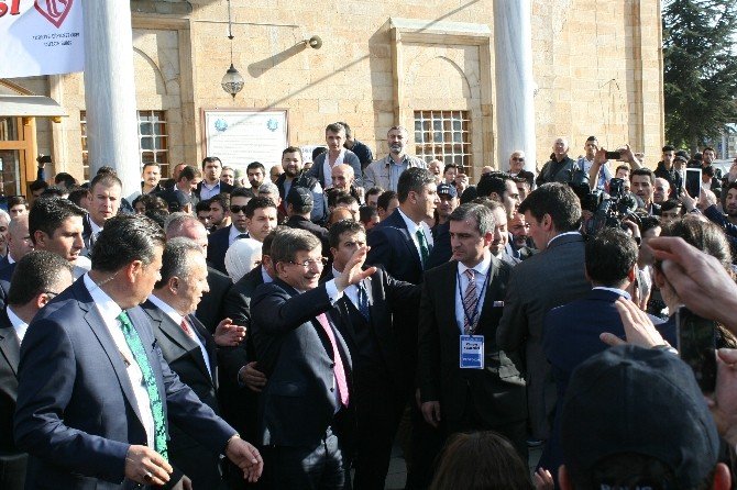 Başbakan Davutoğlu, Ak Parti Düzce İl Başkanlığı’nı Ziyaret Etti