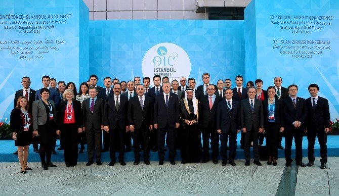 Cumhurbaşkanı Erdoğan Zirve Çalışanlarıyla Hatıra Fotoğrafı Çektirdi