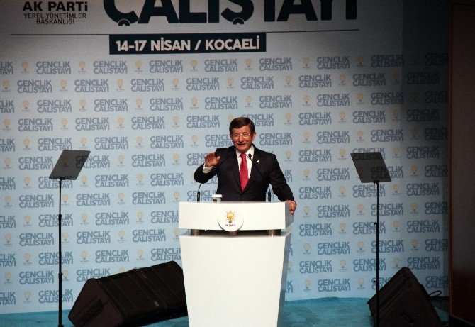 Başbakan Davutoğlu, Kocaeli’de Gençlik Çalıştayı’na Katıldı