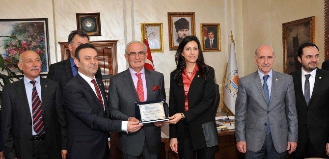 Başkan Yılmaz’a 40.yıl Plaketi