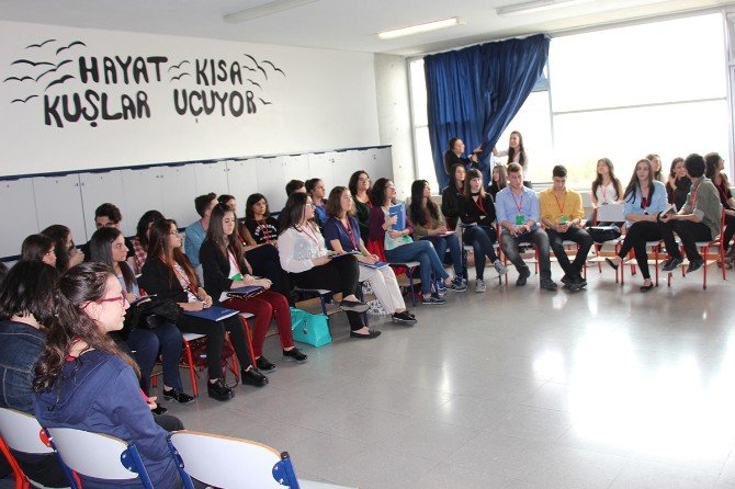 Liseli Genç Eleştirmenler Sempozyumu Başladı