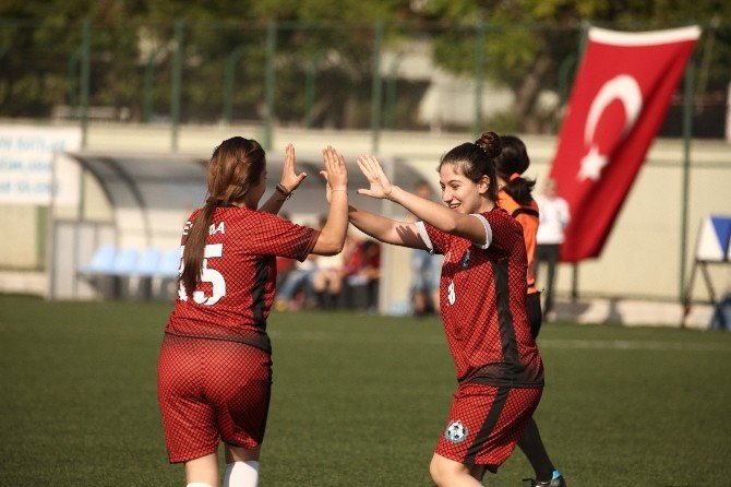 Kadınlar Şiddete Karşı Top Koşturdu