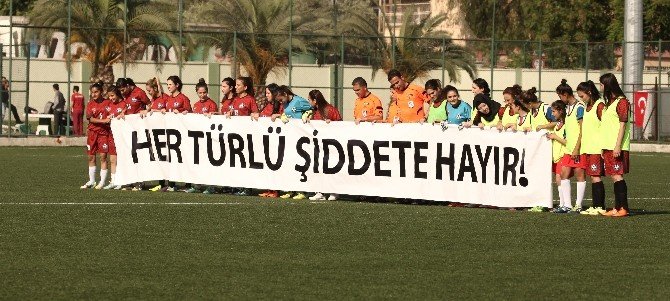 Kadınlar Şiddete Karşı Top Koşturdu