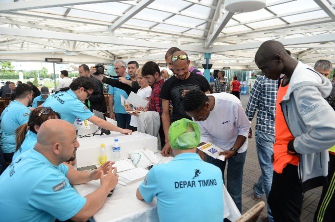Koşulara Katılacak Sporculara Numaraları Dağıtıldı