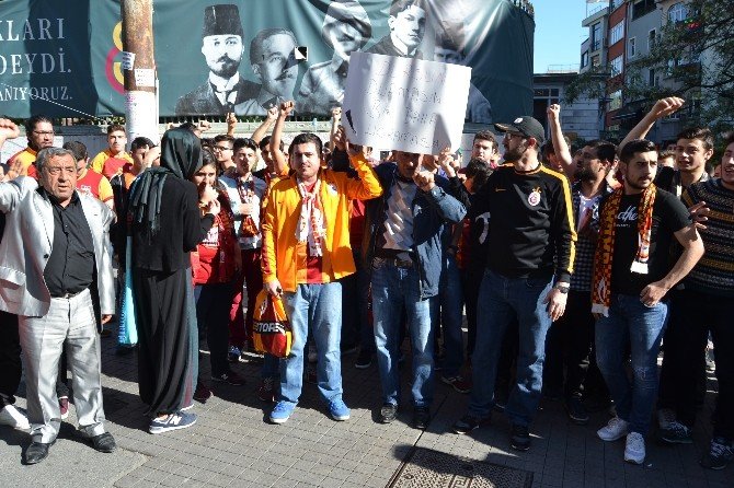 Galatasaraylı Taraftarlardan İstifa Çağrısı