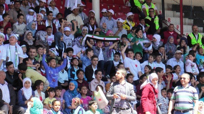 Türkiye Ve Suriyeliler Dostluk Maçına Akın Etti