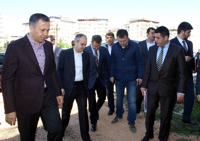 Bakan Kılıç, 5 Yıldır Bitirilemeyen Olimpik Yüzme Havuzu İnşaatında İnceleme Yaptı