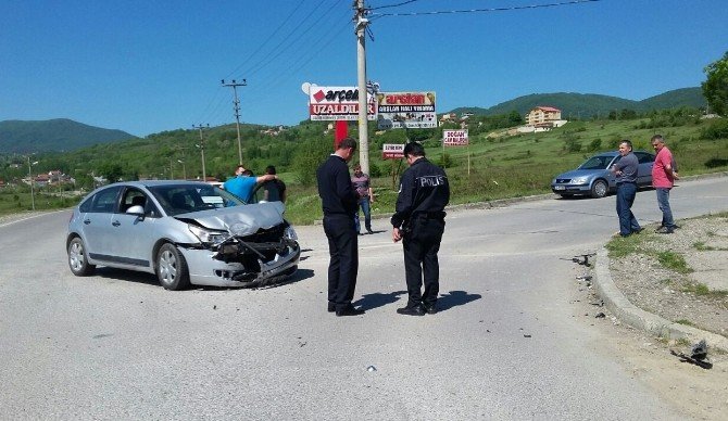 Zehirlenen Komşusunu Hastaneye Götürürken Kaza Yaptı