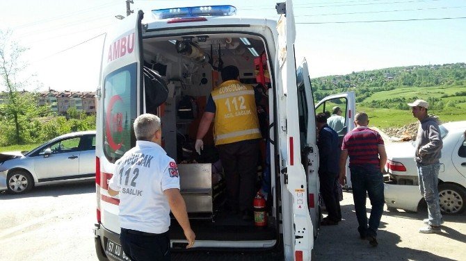 Zehirlenen Komşusunu Hastaneye Götürürken Kaza Yaptı