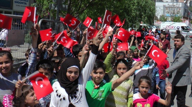 Türkiye Ve Suriyeliler Dostluk Maçına Akın Etti
