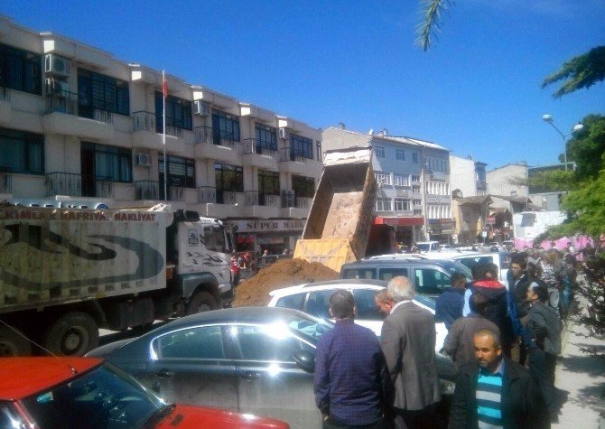 Cezaya Kızan İşadamı, 2 Kamyon Toprağı Belediyenin Önüne Döktü