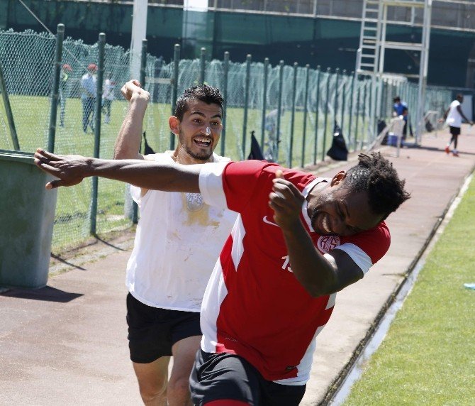 Antalyaspor’da Emrah’a Yumurtalı Doğum Günü