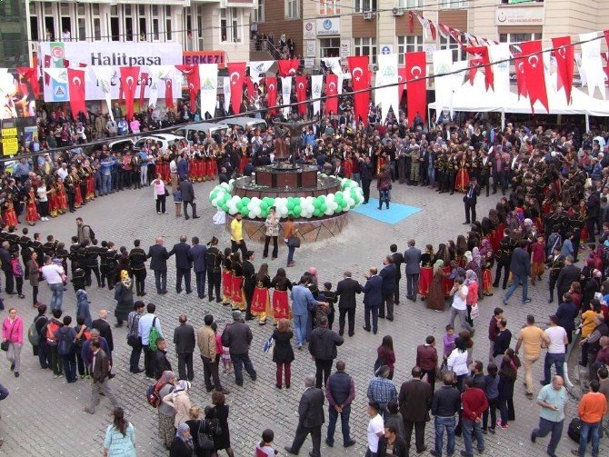 Artvin’de Dönen Platform Üzerinde Halkoyunları Heykeli